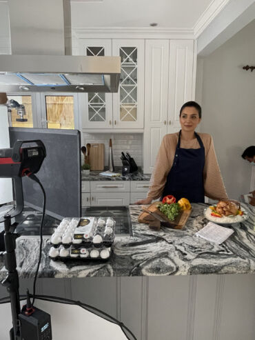 يقوم فريق w-studio بإنتاج فيديوهات تجارية في دبي