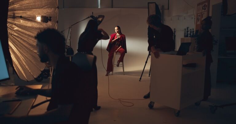 تصوير للازياء مع عارضة ازياء في دبي